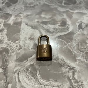 Louis Vuitton no key brass 308